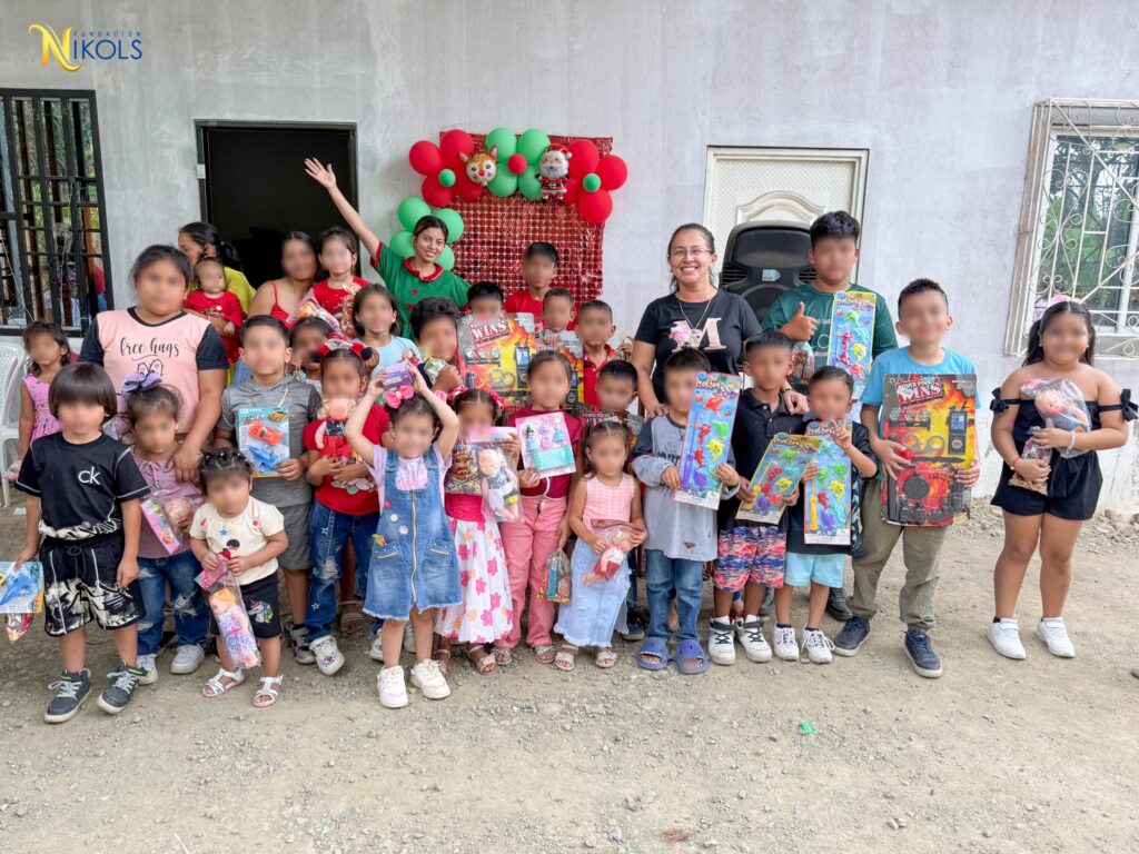 entrega de juguetes en nobol